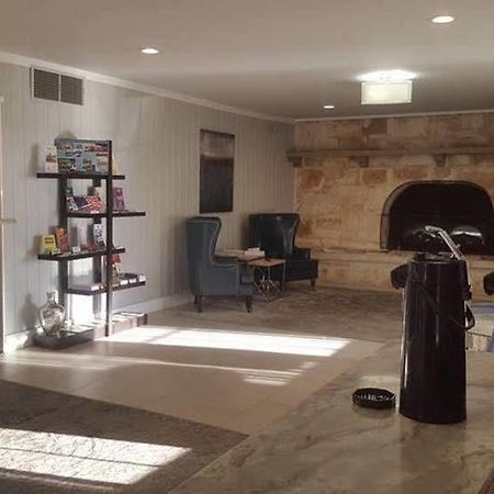 Sunday House Inn And Suites Fredericksburg Kültér fotó