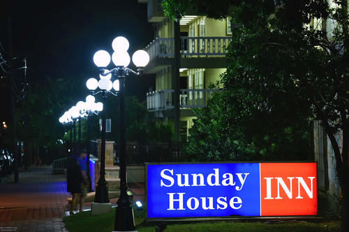 Sunday House Inn And Suites Fredericksburg Kültér fotó
