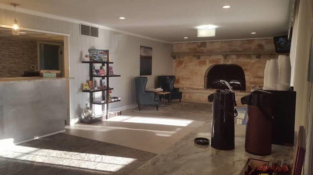 Sunday House Inn And Suites Fredericksburg Kültér fotó
